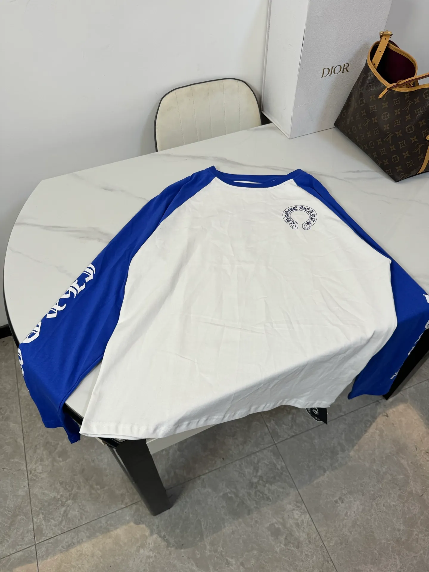 P130 Style No.: S105 Chrome Hearts/Chrome Hearts 23ss Sanskrit horseshoe splicing printed popular long-sleeved T-shirt 260g 70 pure cotton double yarn, skin-friendly, comfortable, soft and breathable. Matching threads, long-lasting washing without deformation. Color: White Black White Blue -Size: S M L XL
